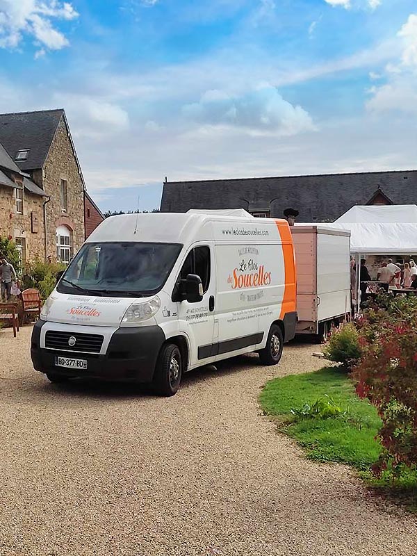 Camion Food truck de fouées du Clos de Soucelles à l'occasion d'un anniversaire