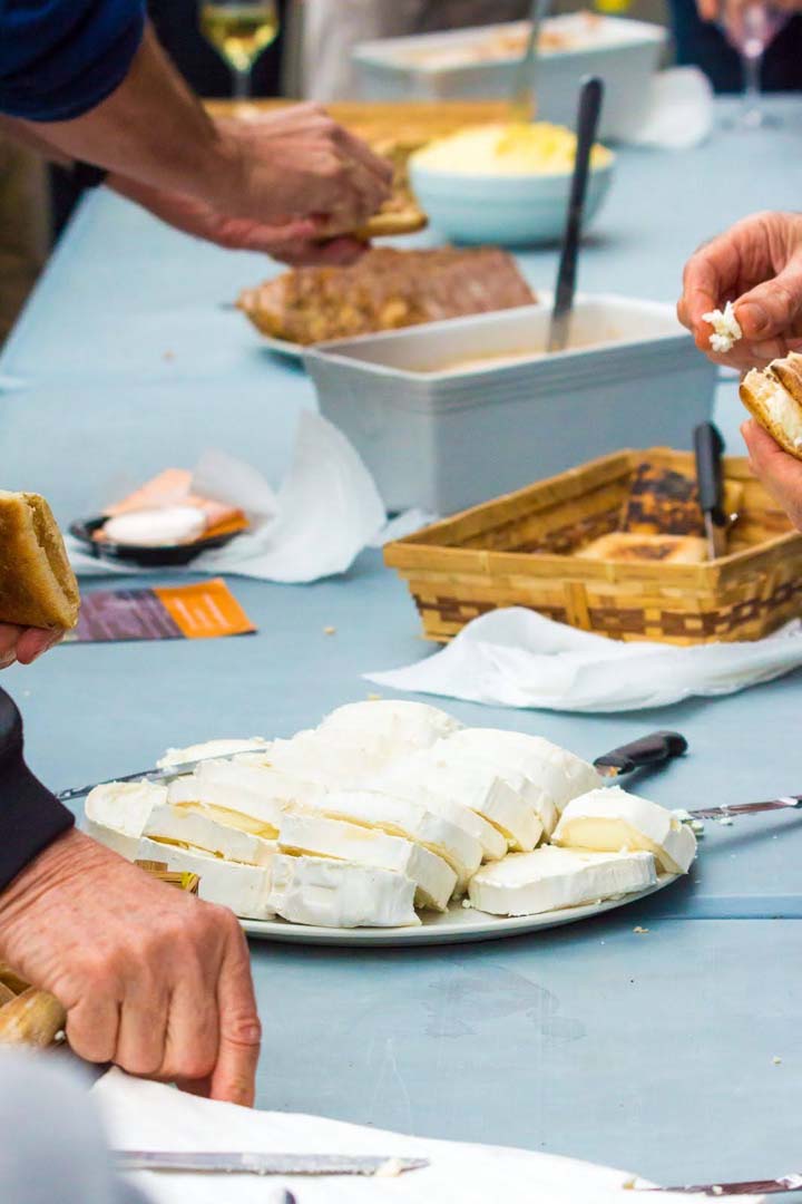 personnes-mangeant-fouees-feu-de-bois-garnitures-fromage-terrine Plateau de garnitures de fouées d'Anjou et personnes garnissant des fouées