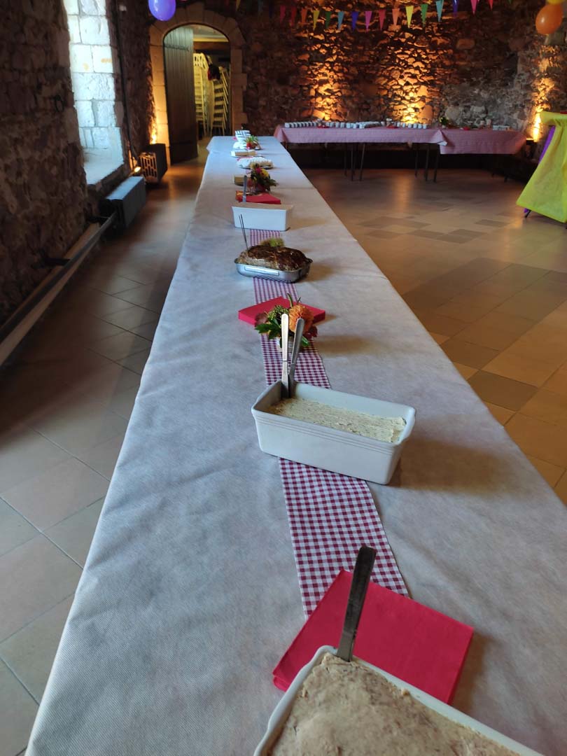 Table présentant les garnitures salées pour un repas fouées lors d'un événement à Angers